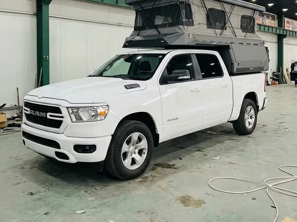 Slide-in camper fitted on a RAM 1500