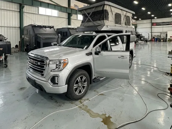 Slide-in camper fitted on a GMC Sierra